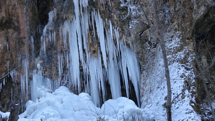 Студът вледени косите на Света Анна замръзна водопадът край с