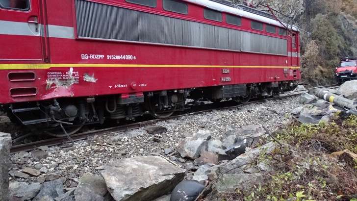 Влак излезе от релсите край Своге няма пострадалиОт 07 47 ч