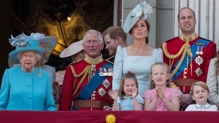 Кралица Елизабет II се готви да отстъпи престола на принц