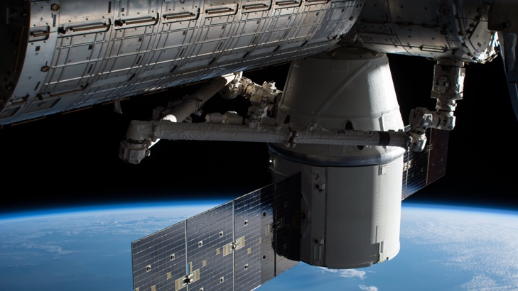 Космическият товарен кораб Dragon с товари от Международната космическа станция