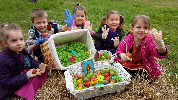 На Велики четвъртък малчугани в София шареха яйца за добра