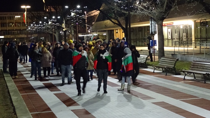 В Благоевград подновиха протестите срещу социалното неравенствоС митинг пред община