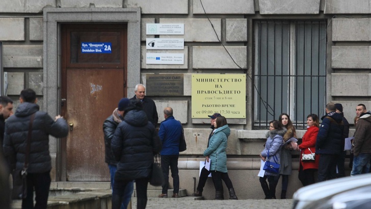 В понеделник пред ДАБЧ отново имаше опашка от чакащи да подадат документи за българско гражданство