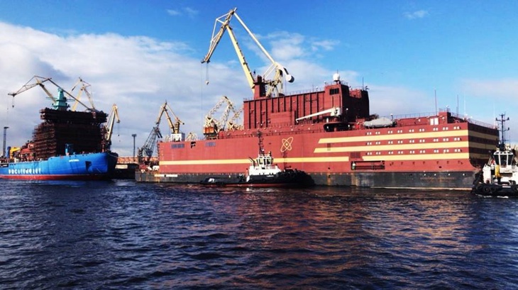 Уникалният плаващ руски енергоблок Академик Ломоносов отплава от Балтийски завод