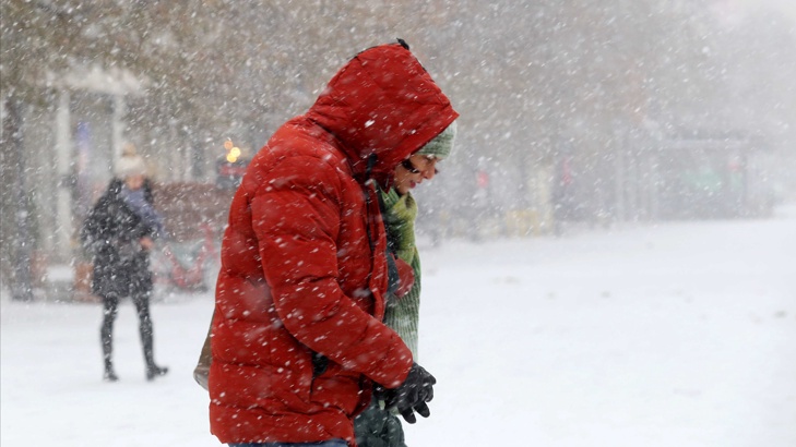 Снегът усложни пътната обстановкаУсложнена е пътната обстановка в страната. Силен