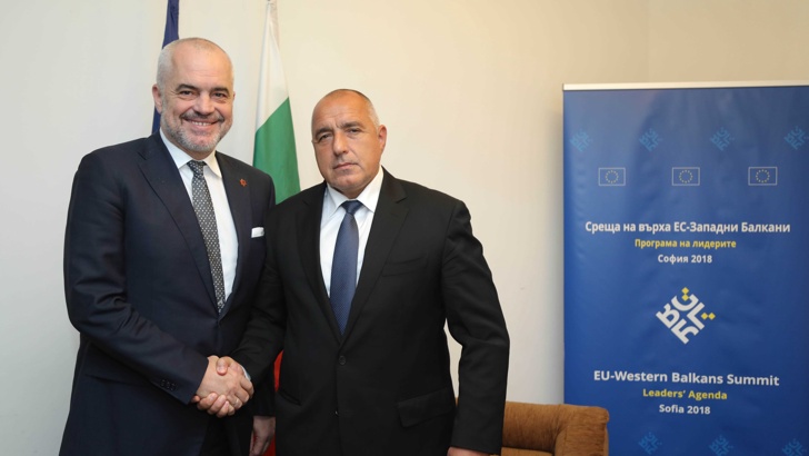 Албанският министър председател Еди Рама награди своя български колега Бойко Борисов