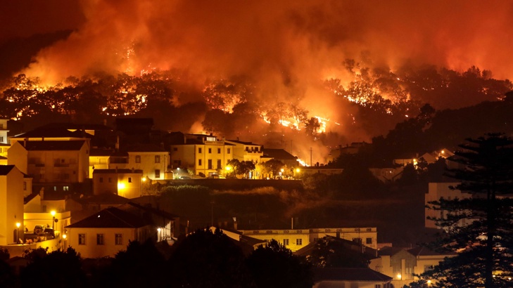 Свирепи пожари бушуват в Испания и ПортугалияИберийският полуостров е под
