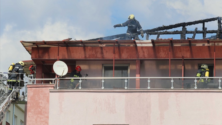 Пожар изпепели покрива на триетажен блок в Студентски градПожар изпепели