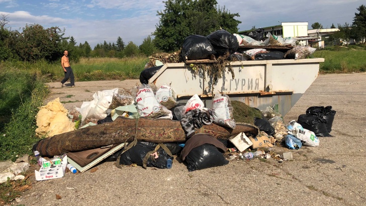 Контейнерите в София и околностите преливат от отпадъциТази сутрин на