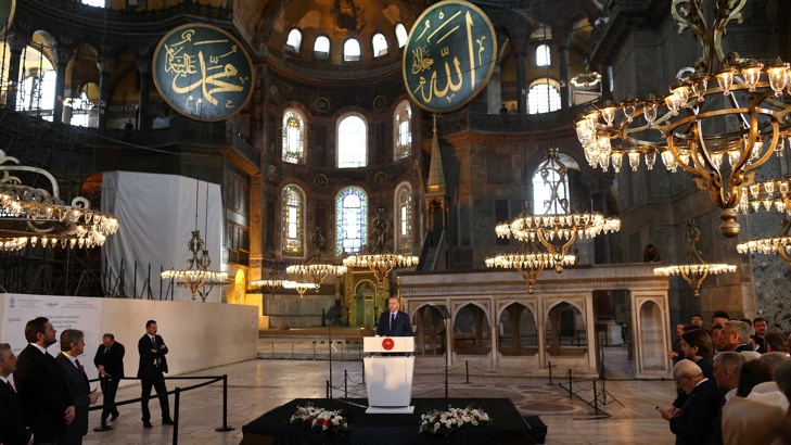 Ердоган чете редове от Корана в "Св. София"