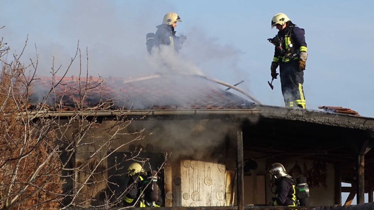 Пожар унищожи втория етаж и покрива на ранчо край Благоевград
