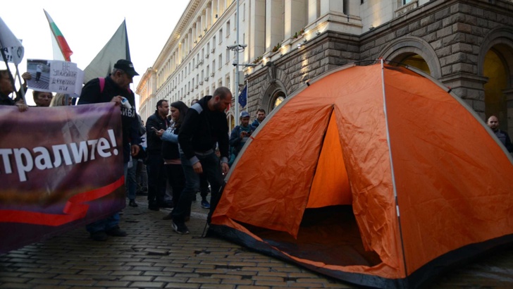 Протестиращите майки останаха през цялата нощ на палатки пред МС