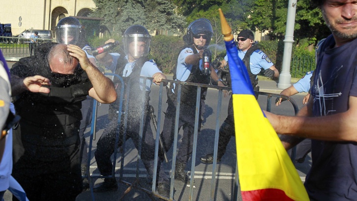 Най малко 36 пострадали в Букурещ при сблъсъци на жандармеристи и