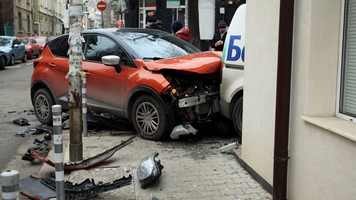 Две коли катастрофираха и се врязаха в магазин в София
