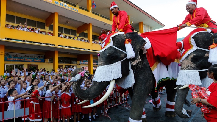 Слон Дядо Коледа раздаде подаръци в ТайландСлон облечен като Дядо Коледа