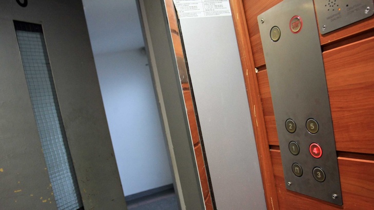Инцидент в Бургас Пропадна асансьор с работнициАсансьор с работници пропадна