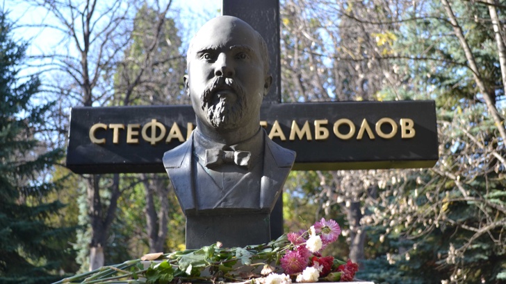 Оскверниха гроба на Стефан СтамболовВандали поругаха гроба на Стефан Стамболов