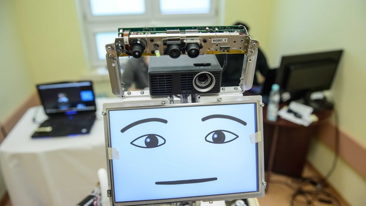 Прототип робот, предназначен за пациентите на Алцхаймер, показва "лицето си" , сокато работи в Люблин, източна Полша. Роботът има за цел да 