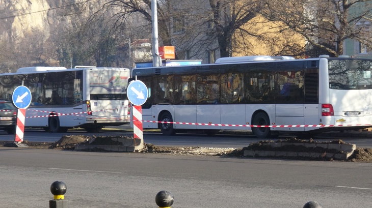Възстановиха трафика в Пловдив, ремонтът на пл. "Централен" върви с