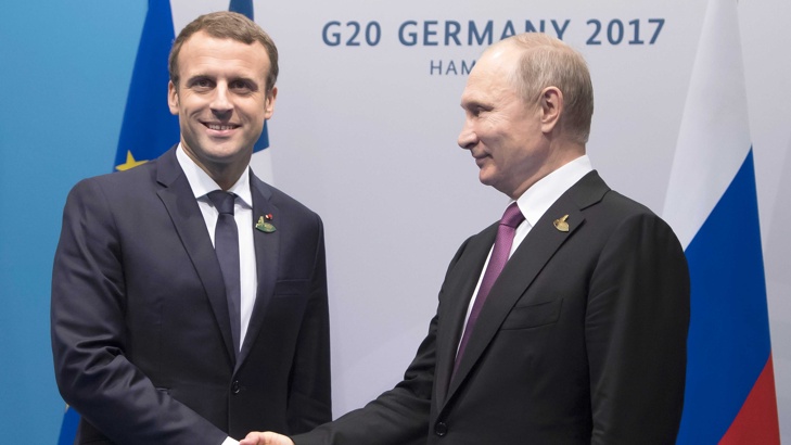 По време на визитата си в Русия френският президент Еманюел