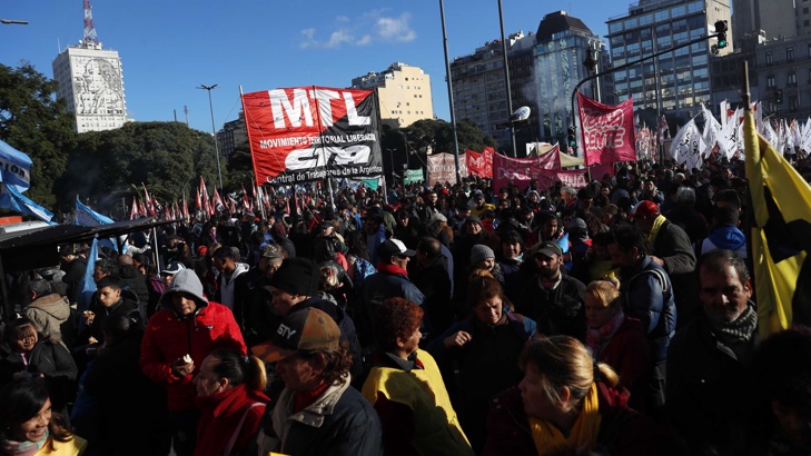 В отговор на решението на президента на Аржентина Маурисио Макри да се обърне за подкрепа към МВФ, гражданското общество в страната  организ