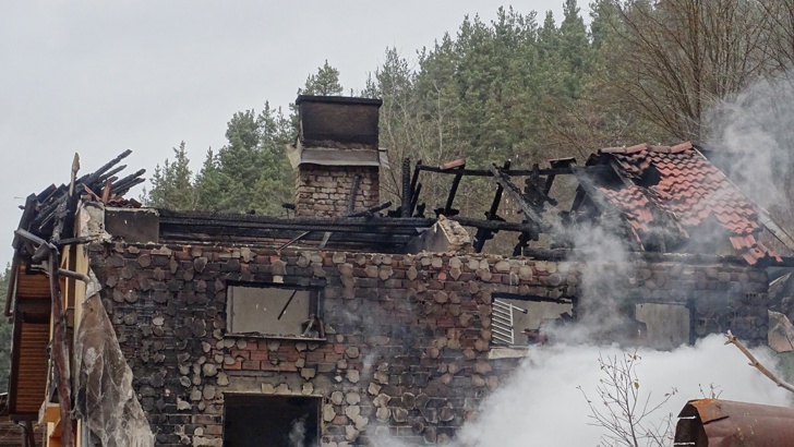 Къща горя в село край Якоруда, семейство с малко дете