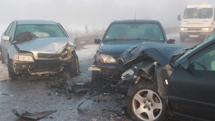 Двама пострадаха във верижна катастрофа край ШипкаЧетири автомобила се сблъскаха