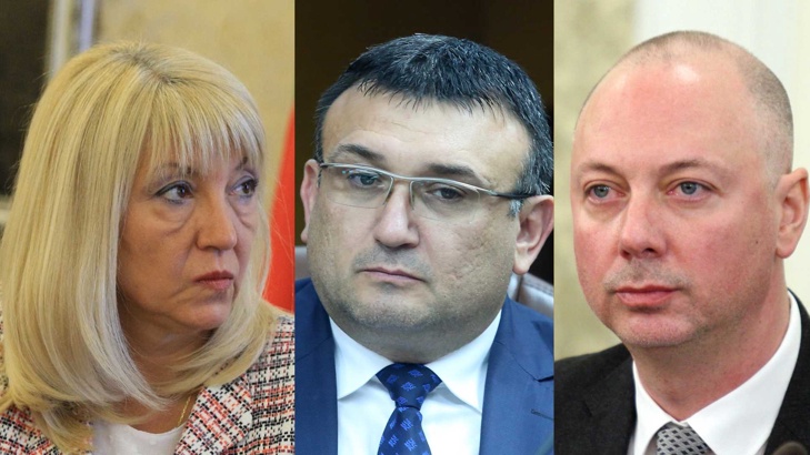 Трите оставки влизат в пленарна зала, новите министри се кълнатСмяната
