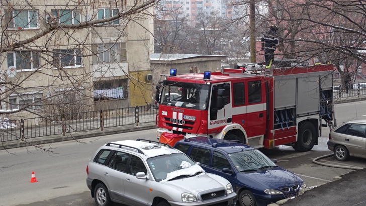 Апартамент горя в Благоевград няма пострадалиАпартамент на втория етаж горя