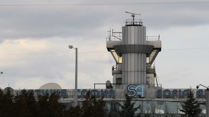 Пътнически самолет се приземи по спешност на Летище София пътник