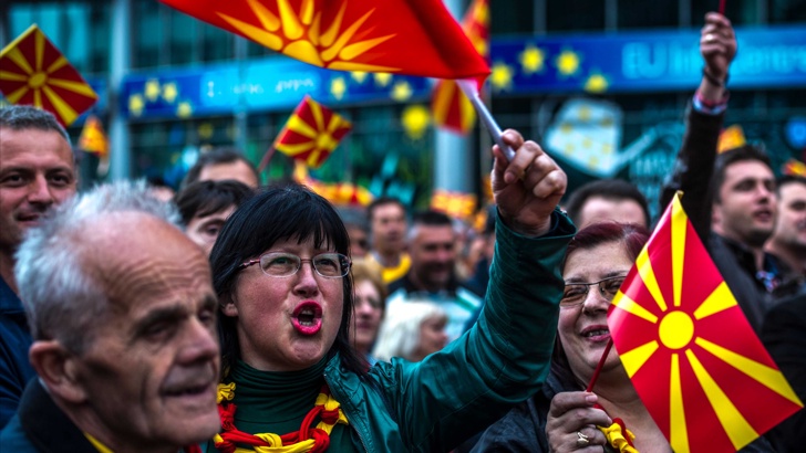 Хиляди македонци се събраха в Скопие в подкрепа на референдумаХиляди