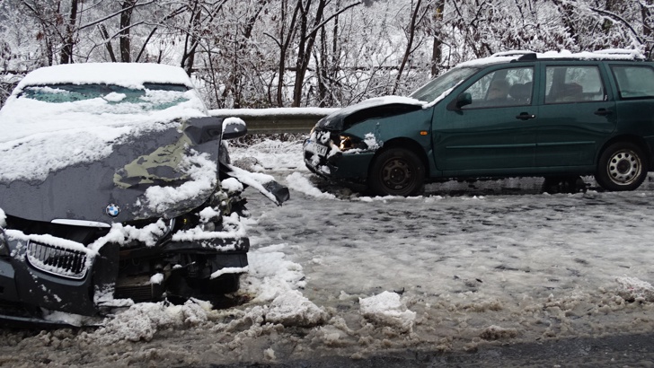 Верижна катастрофа на Е-79 край Благоевград, един пострадалДва леки автомобила