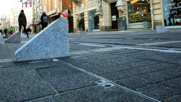 Обърнаха каменните ограничители на "Графа "Каменните блокчета на столичната ул.