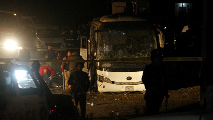 Двама загинали и 10 ранени при взрив на туристически автобус