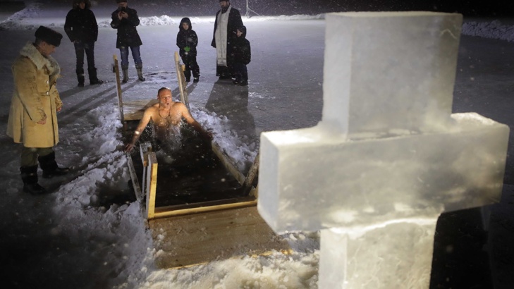 Хиляди вярващи  се потопиха в ледената вода за здраве