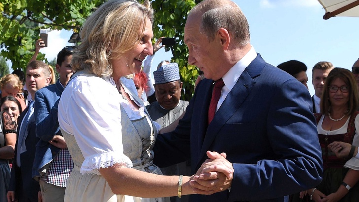 Путин викна Горчиво на сватбата на австрийския външен министърКортежът на