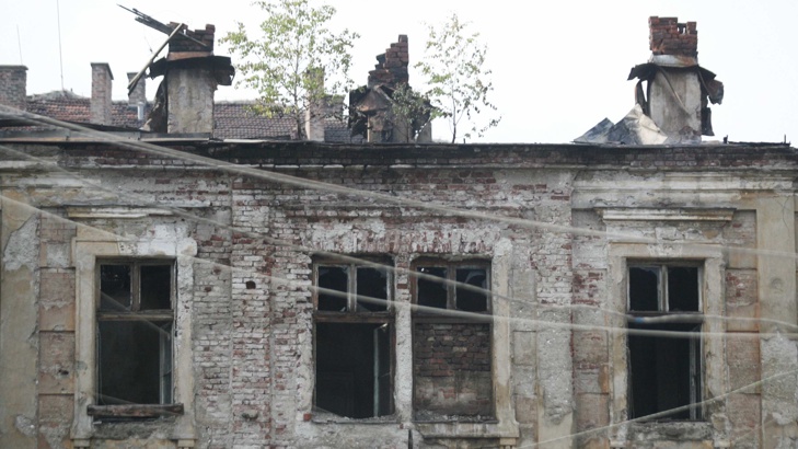 Пожар изпепели „Царските конюшни” в София