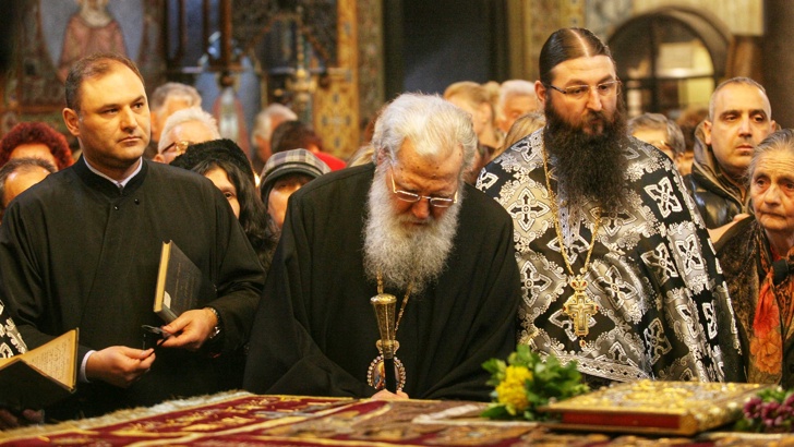 На Разпети петък във всички епархии на Българската православна църква се отслужват Царски часове и вечерня с изнасяне на св. Плащаница.