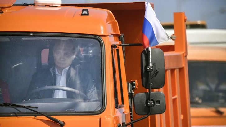 Руският президент Владимир Путин шофира камион през новия мост свързващ
