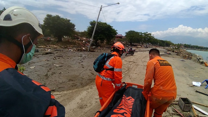 Нарасна броят на жертвите след цунамито в ИндонезияНе по-малко от