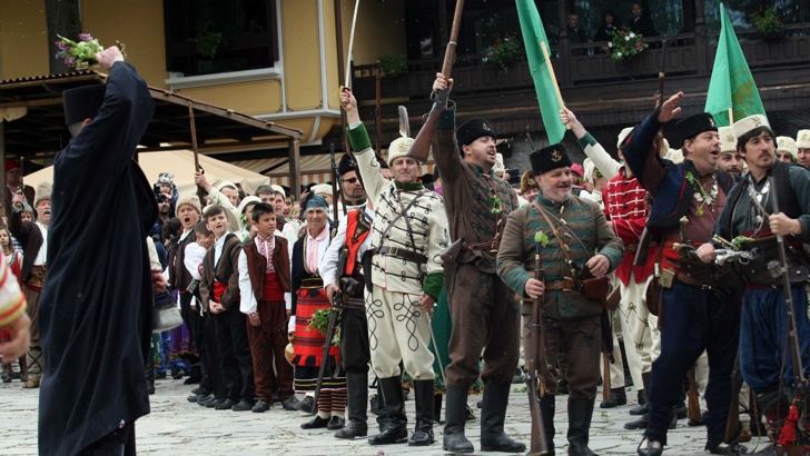 В историческата памет на България Априлската епопея стои макар и