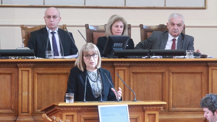Министърът на правосъдието Цецка Цачева обмисля дали да награди чистачката