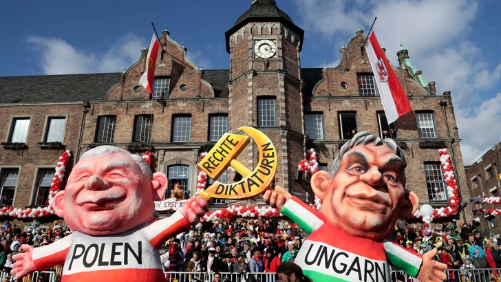 Хумористичен фестивал в Германия с надуваеми кукли на Орбан и Качински