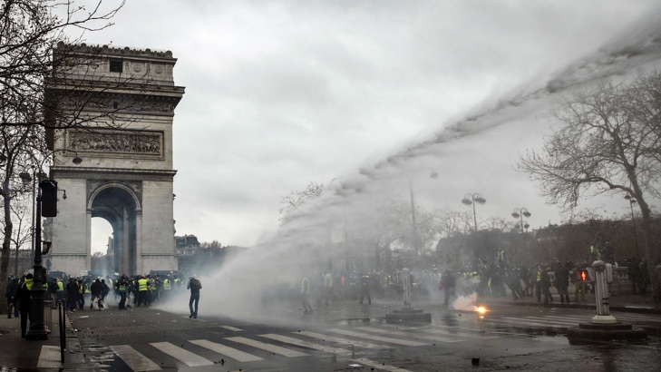 Полицията използва сълзотворен газ и водни оръдия