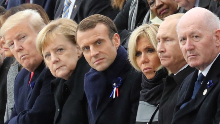 Четирима световни лидери - Тръмп и Путин и между тях Меркел и Макрон.