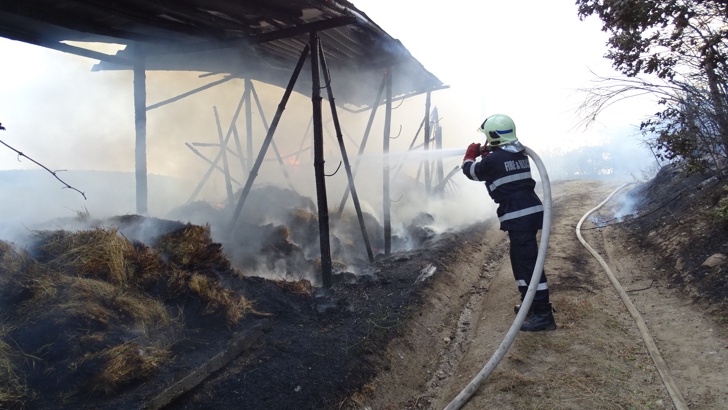 Пожар унищожи плевня в благоевградско село, вятър тика пламъците към къщите
