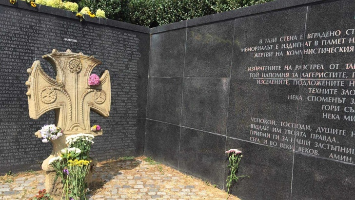 Цветя на 9 септември пред Мемориала на жертвите на комунизмаГраждани