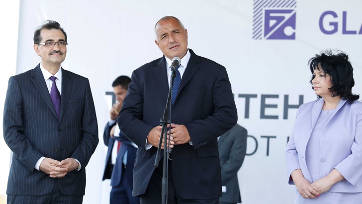 Премиерът Бойко Борисов и енергийният министър Теменужка Петкова на откриването.