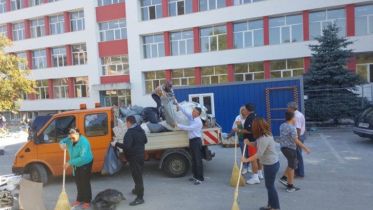 Кметове и чиновници в Кърджали чистиха санирано училище ремонтите продължаватКметът