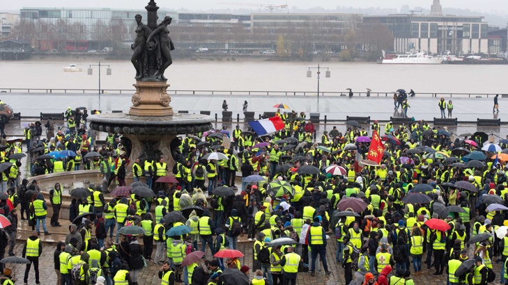 Протестите в Париж Спорадични сблъсъци арести и сълзотворен газ Протестиращи
